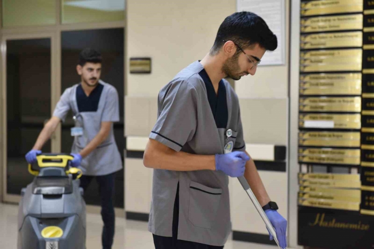 Tıp Öğrencileri, Kazandıkları Fakültenin Hastanesinde Hem Okuyor Hem Çalışıyor