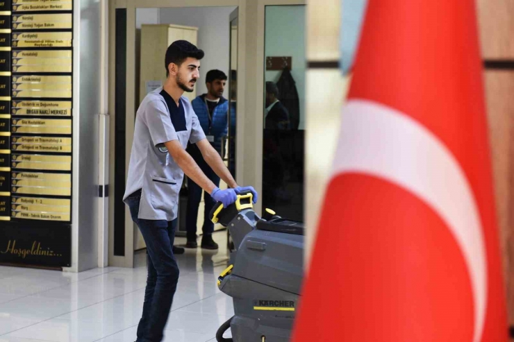 Tıp Öğrencileri, Kazandıkları Fakültenin Hastanesinde Hem Okuyor Hem Çalışıyor