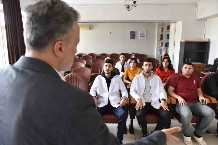 Tıp Öğrencileri, Kazandıkları Fakültenin Hastanesinde Hem Okuyor Hem Çalışıyor