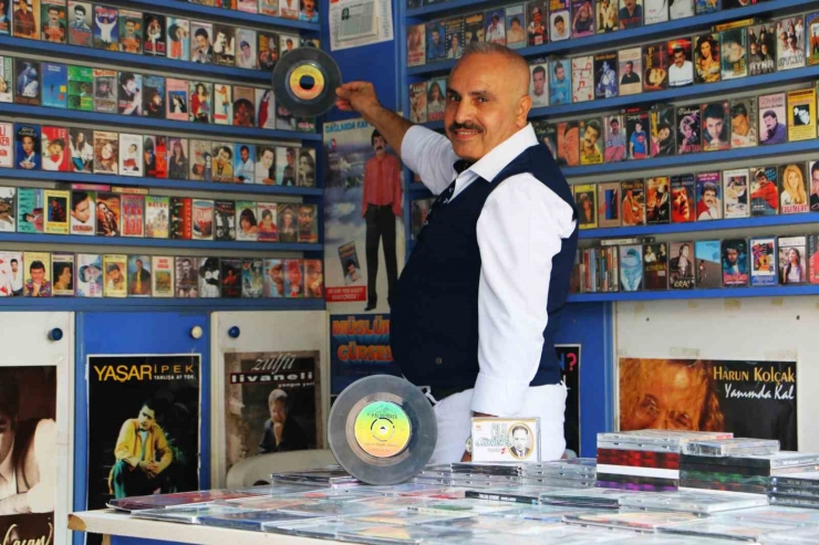 5 Yaşında Müzik Tutkusu Başladı, 55 Yılda 40 Bin Albüm Biriktirdi