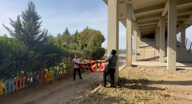 Köprüde Mahsur Kalan Kedi Battaniye Yardımıyla Kurtarıldı