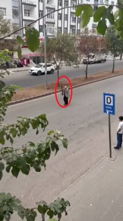 Elinde Av Tüfeğiyle Yolu Kapattı, Hakaretler Savurdu