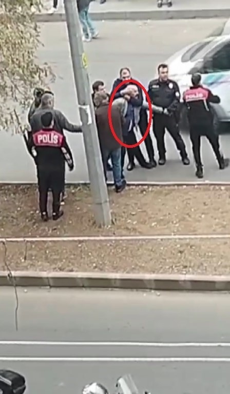 Elinde Av Tüfeğiyle Yolu Kapattı, Hakaretler Savurdu