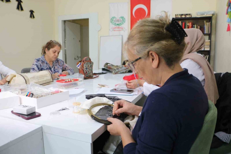 Diyarbakır’da Hanımevi Millet Kıraathanesine Giden Kadınlar Ev Ekonomisine Katkı Sağlayıp Sosyalleşiyor