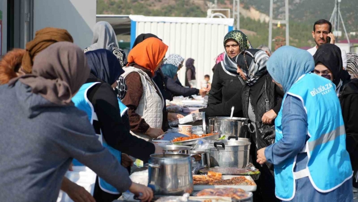 Depremzede Kadınlar El İşi Ürünlerini Satarak Filistin’e Destek Kampanyasına Katıldı