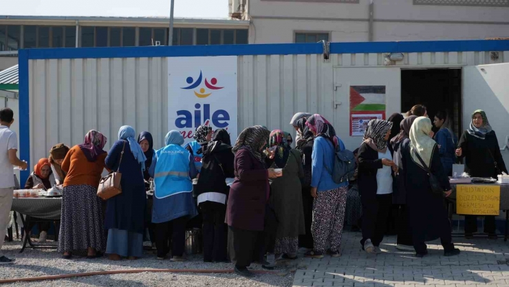 Depremzede Kadınlar El İşi Ürünlerini Satarak Filistin’e Destek Kampanyasına Katıldı