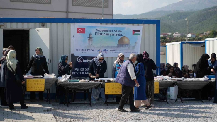 Depremzede Kadınlar El İşi Ürünlerini Satarak Filistin’e Destek Kampanyasına Katıldı