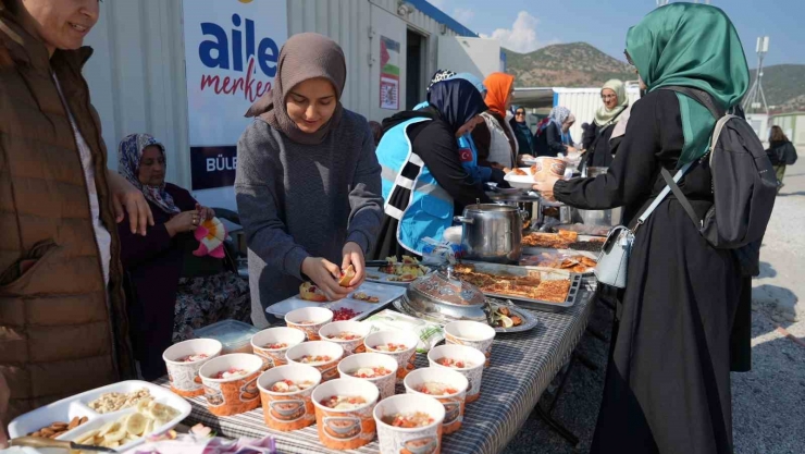 Depremzede Kadınlar El İşi Ürünlerini Satarak Filistin’e Destek Kampanyasına Katıldı