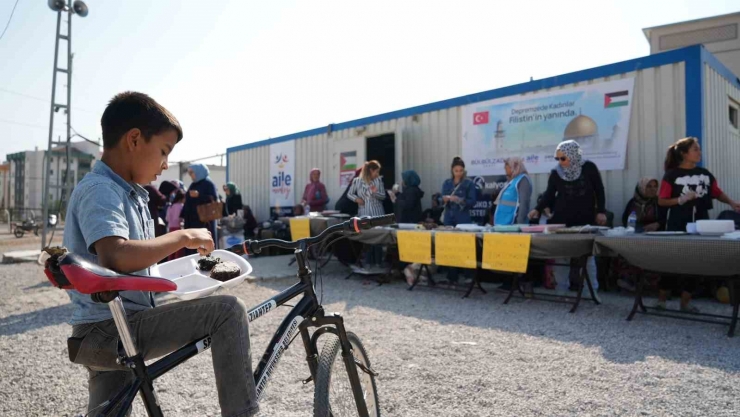 Depremzede Kadınlar El İşi Ürünlerini Satarak Filistin’e Destek Kampanyasına Katıldı