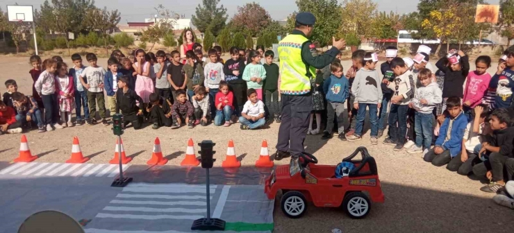 Jandarma Ekipleri Tarafından Öğrencilere Trafik Eğitimi