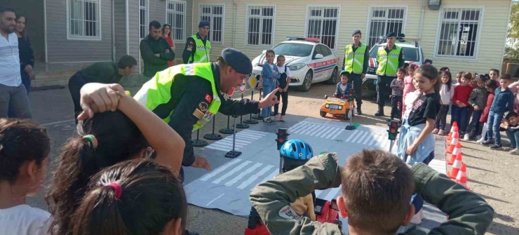 Jandarma Ekipleri Tarafından Öğrencilere Trafik Eğitimi