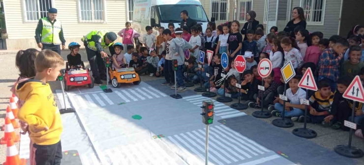 Jandarma Ekipleri Tarafından Öğrencilere Trafik Eğitimi