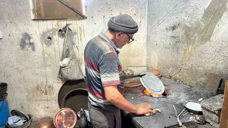 Gaziantep’te 60 Yıldır 10 Metrekarelik Dükkanda Kalaycılık Mesleğini Yaşatmaya Çalışıyor