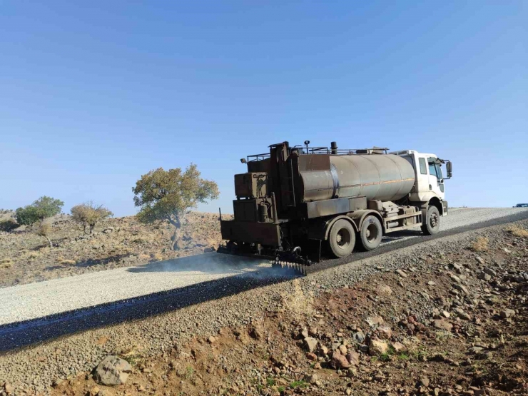 Diyarbakır’da 17 Mahallede Yol Çalışmalarına Devam Ediyor