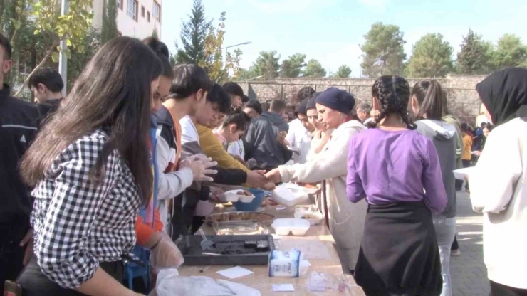 Öğrenciler Ve Öğretmenlerden Duyarlı Davranış