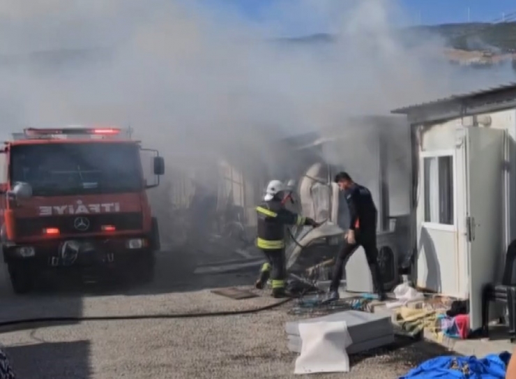 Konteyner Kentte Çıkan Yangında 2 Konteyner Kül Oldu