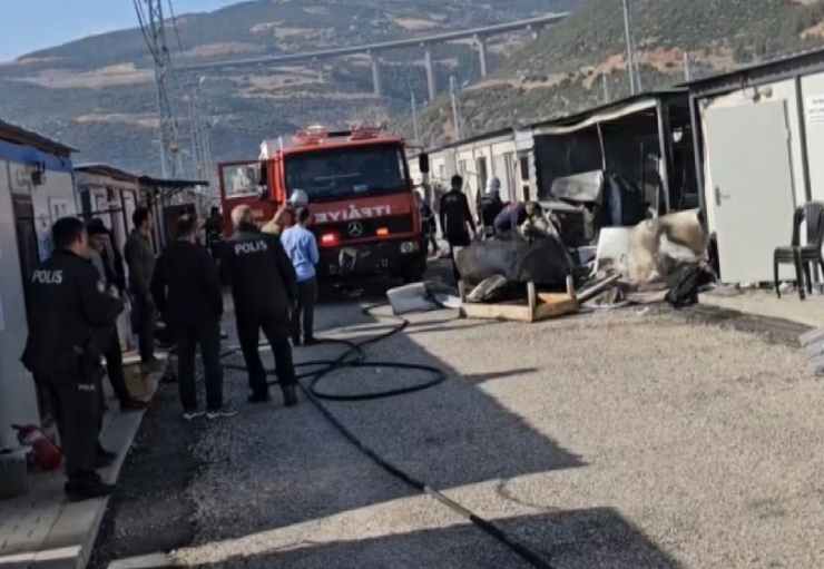 Konteyner Kentte Çıkan Yangında 2 Konteyner Kül Oldu