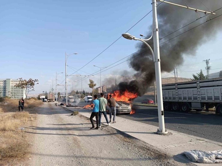 Seyir Halindeki Kamyonet Alev Alev Yandı