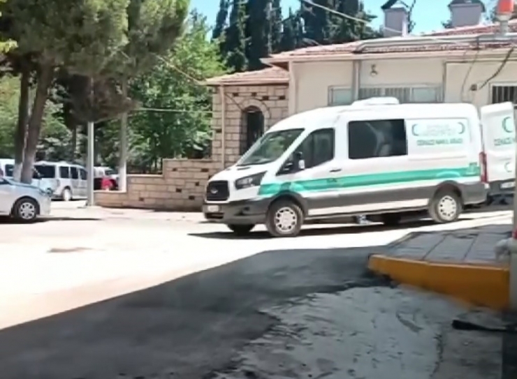 Evinin Önünde Bıçaklanan Şahıs Hayatını Kaybetti