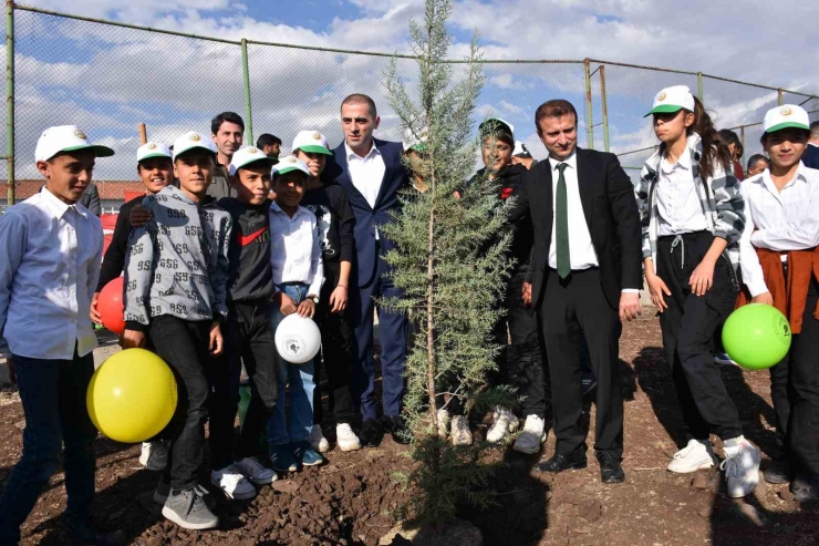 Siverek’te Yüzlerce Fidan Toprakla Buluşturuldu
