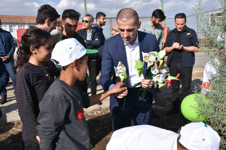 Siverek’te Yüzlerce Fidan Toprakla Buluşturuldu