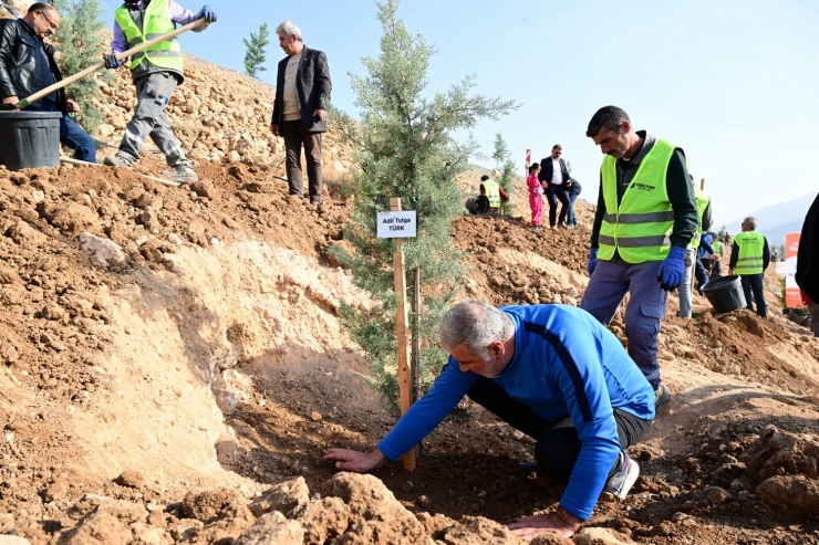 Depremde Hayatını Kaybedenleri İsimleri Şehir Parkı’nda Yaşayacak