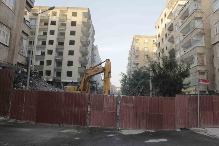 Diyarbakır’da Ağır Hasarlı Binaların Çoğu Yıkıldı