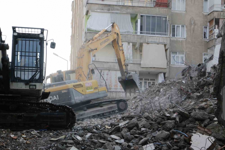 Diyarbakır’da Ağır Hasarlı Binaların Çoğu Yıkıldı