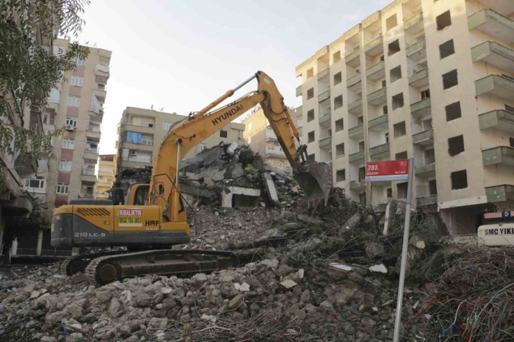 Diyarbakır’da Ağır Hasarlı Binaların Çoğu Yıkıldı