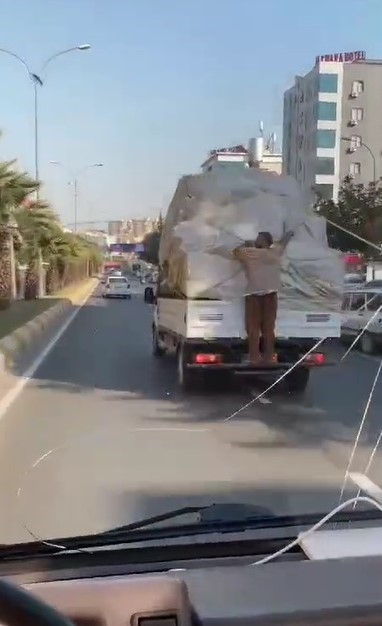 Eşya Yüklü Kamyonetin Arkasında Tehlikeli Yolculuk