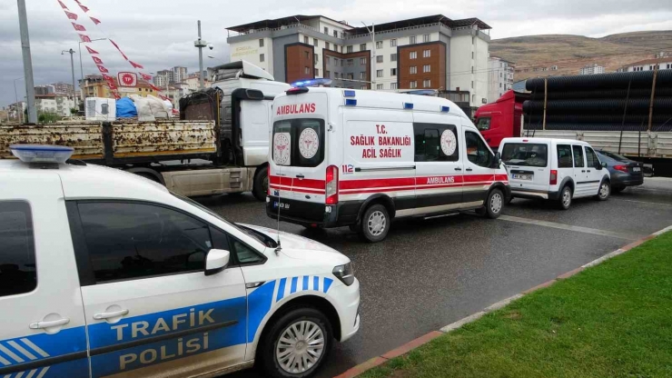 Refüje Çarparak Devrilen Araçtan Burnu Bile Kanamadan Çıktı