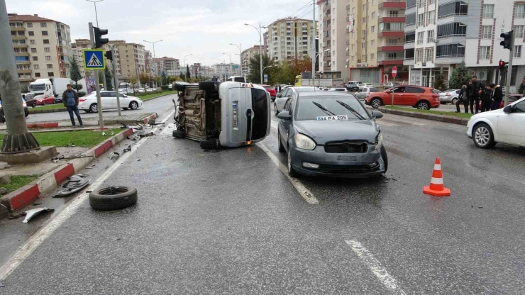 Refüje Çarparak Devrilen Araçtan Burnu Bile Kanamadan Çıktı