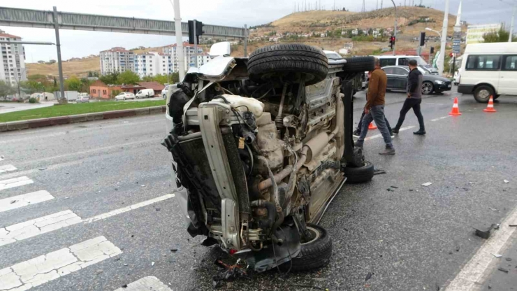 Refüje Çarparak Devrilen Araçtan Burnu Bile Kanamadan Çıktı