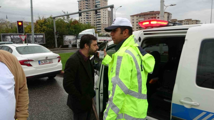 Refüje Çarparak Devrilen Araçtan Burnu Bile Kanamadan Çıktı