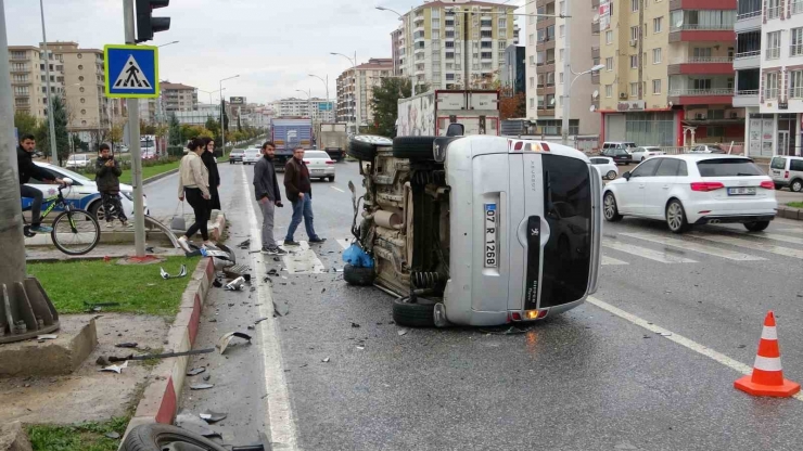 Refüje Çarparak Devrilen Araçtan Burnu Bile Kanamadan Çıktı