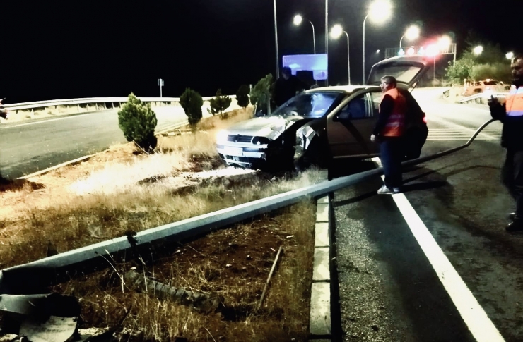 Otomobil Elektrik Direğine Çarptı: 4 Yaralı