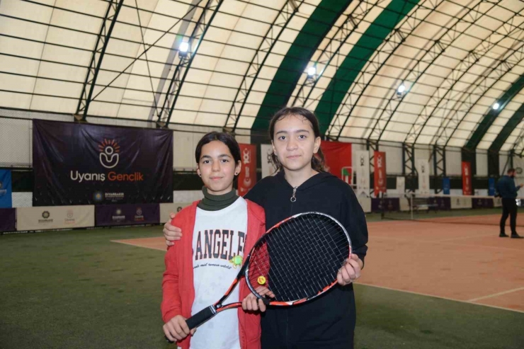 Uyanış Gençlik 2. Tenis Turnuvası Devam Ediyor