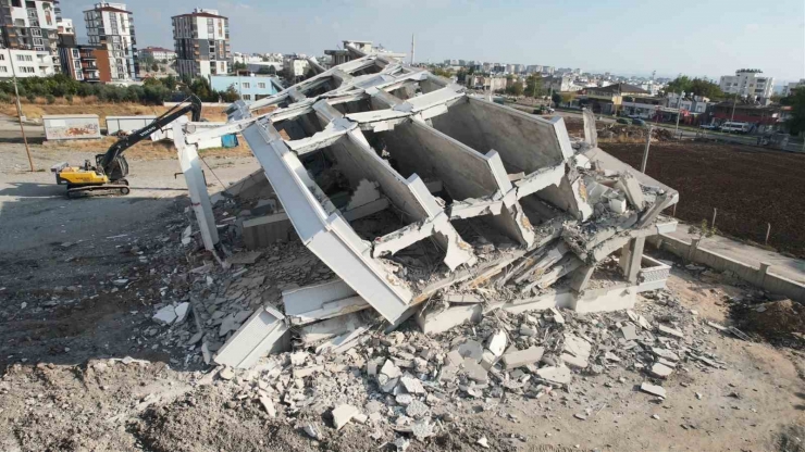 Adıyaman’da Binalar Tek Tek Yıkılıyor