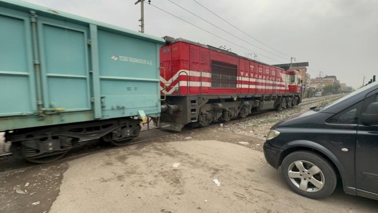 Diyarbakır’da Tren Kazası: Hafif Ticari Araç Sürücüsü Ölümden Döndü