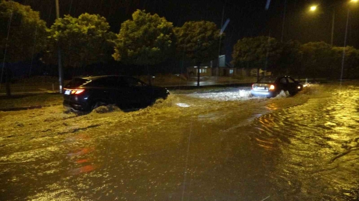 Şiddetli Yağış Adıyaman’da Etkili Oldu: Cadde Ve Sokaklar Göle Döndü