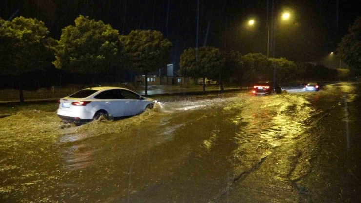 Şiddetli Yağış Adıyaman’da Etkili Oldu: Cadde Ve Sokaklar Göle Döndü