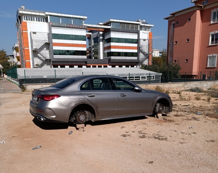 Park Halindeki Araçların Lastiklerini Jantlarıyla Beraber Çalan Şahıs Yakalandı