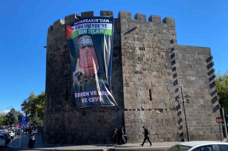 Tarihi Diyarbakır Surlarına Ebu Ubeyde’nin Dev Posteri Asıldı