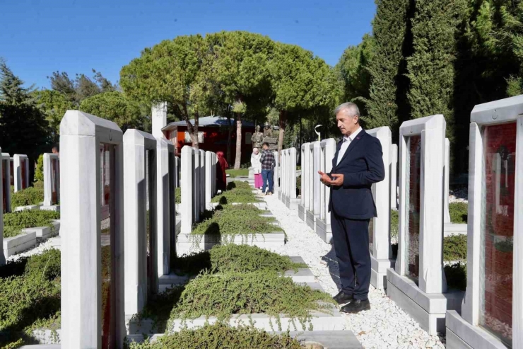 Vali Çeber Ve Başkan Tahmazoğlu Öğrenciler İle Birlikte Ecdadı Ziyaret Ettiler