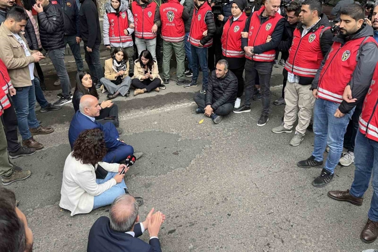 Diyarbakır’da İzinsiz Gösteri Yapan Hedep Ve Dbp’lilere Polis Müdahalesi: 50 Gözaltı