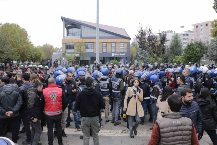 Diyarbakır’da İzinsiz Gösteri Yapan Hedep Ve Dbp’lilere Polis Müdahalesi: 50 Gözaltı