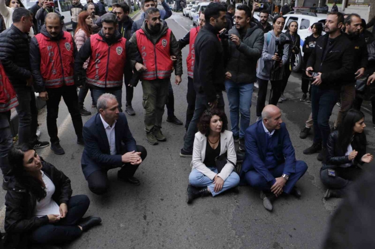 Diyarbakır’da İzinsiz Gösteri Yapan Hedep Ve Dbp’lilere Polis Müdahalesi: 50 Gözaltı