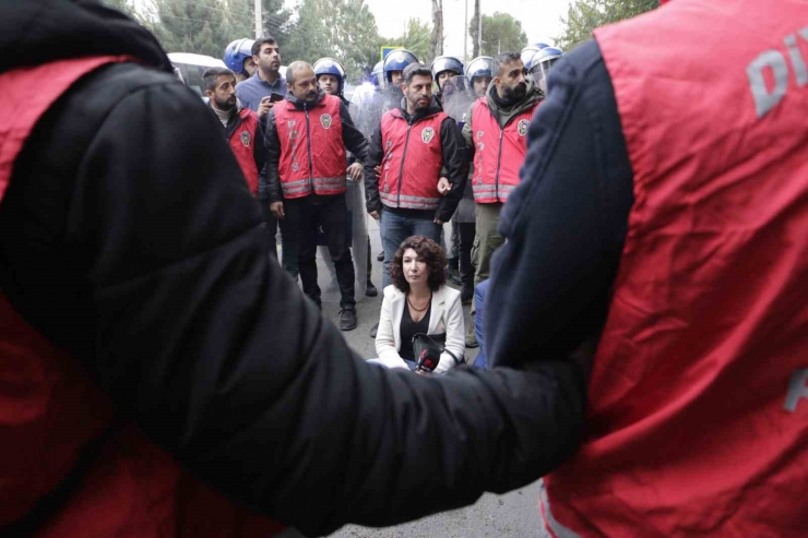 Diyarbakır’da İzinsiz Gösteri Yapan Hedep Ve Dbp’lilere Polis Müdahalesi: 50 Gözaltı