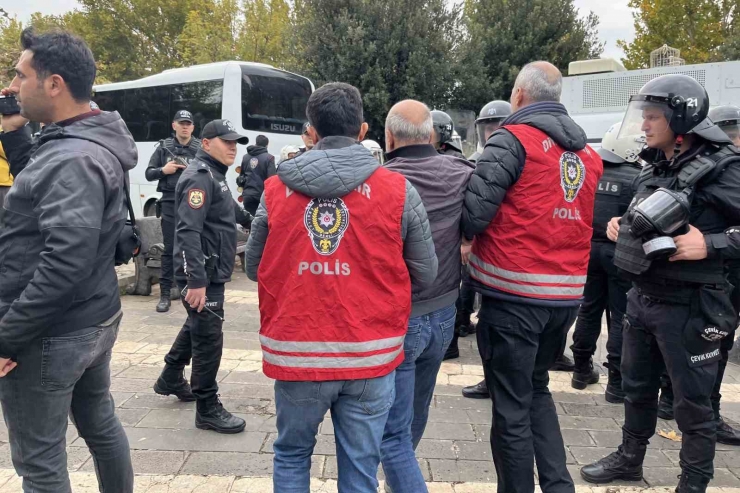 Diyarbakır’da İzinsiz Gösteri Yapan Hedep Ve Dbp’lilere Polis Müdahalesi: 50 Gözaltı