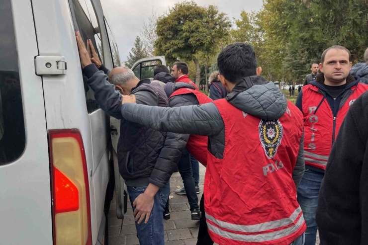 Diyarbakır’da İzinsiz Gösteri Yapan Hedep Ve Dbp’lilere Polis Müdahalesi: 50 Gözaltı